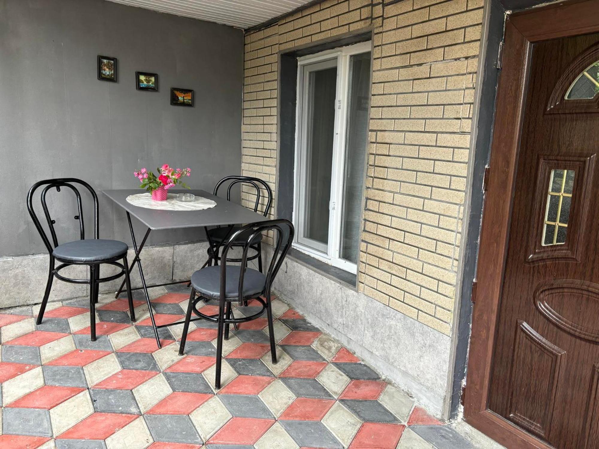 Guest House Happy House 쿠타이시 외부 사진