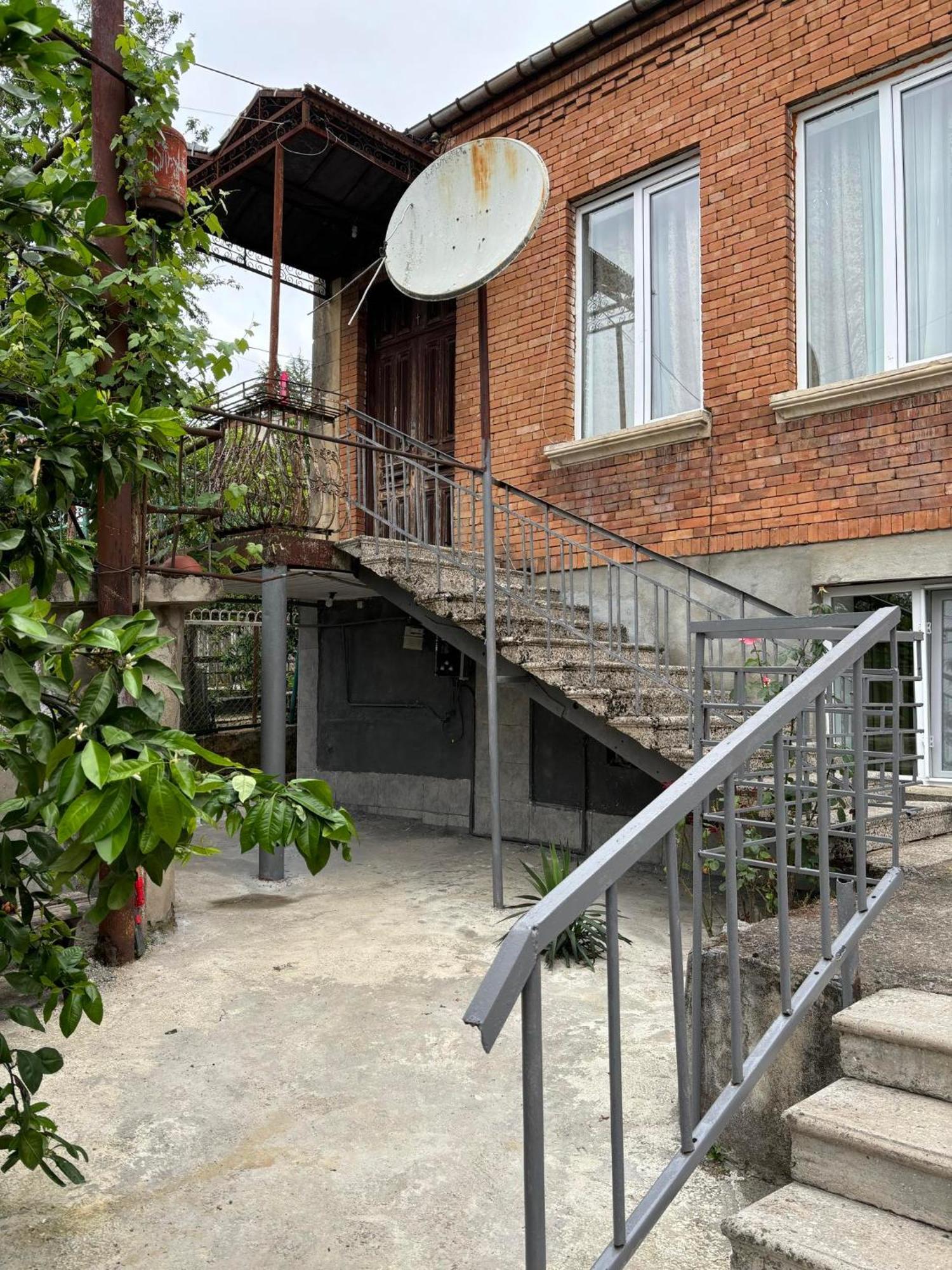 Guest House Happy House 쿠타이시 외부 사진