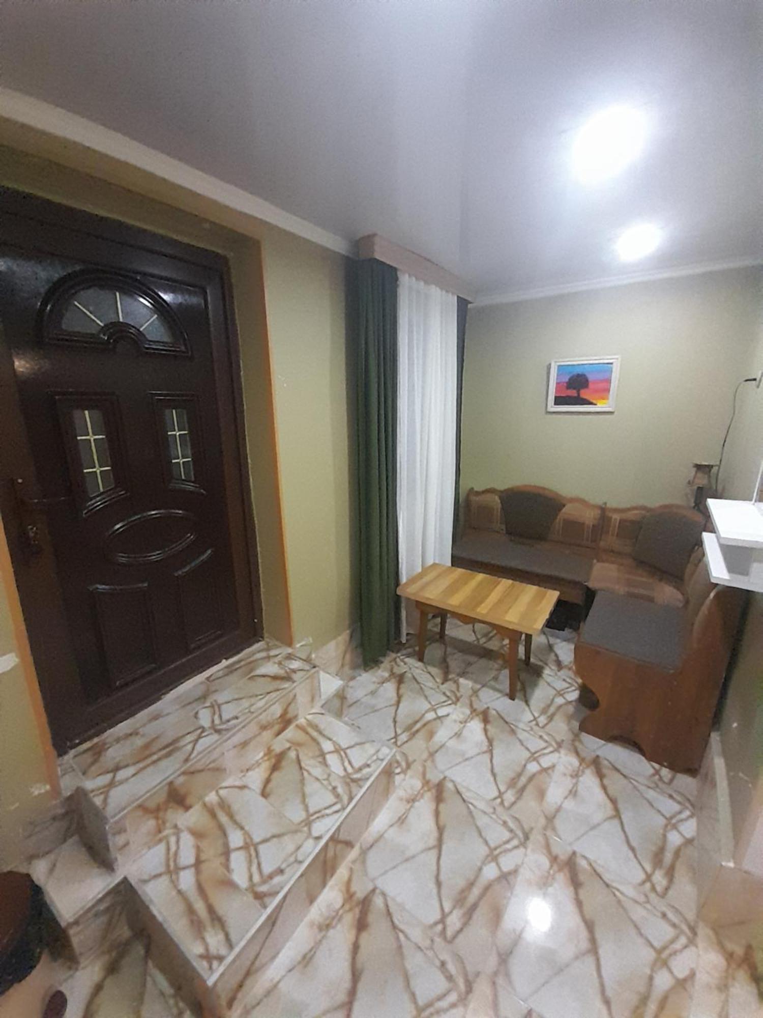 Guest House Happy House 쿠타이시 외부 사진