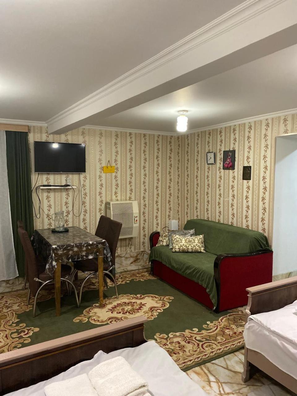 Guest House Happy House 쿠타이시 외부 사진
