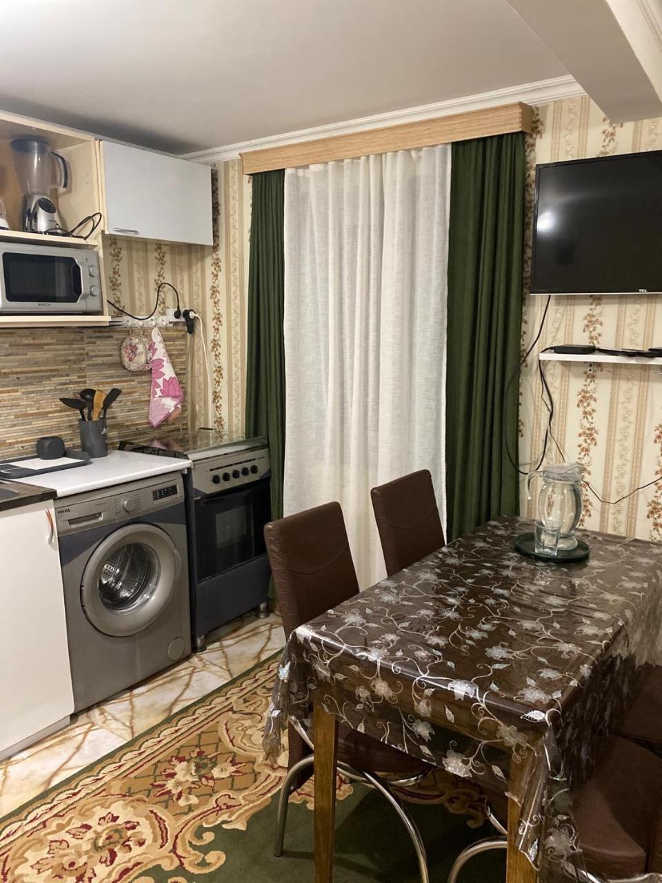 Guest House Happy House 쿠타이시 외부 사진