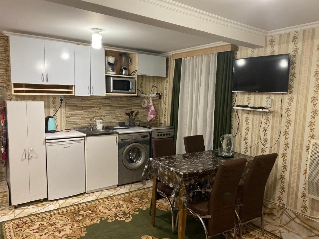 Guest House Happy House 쿠타이시 외부 사진
